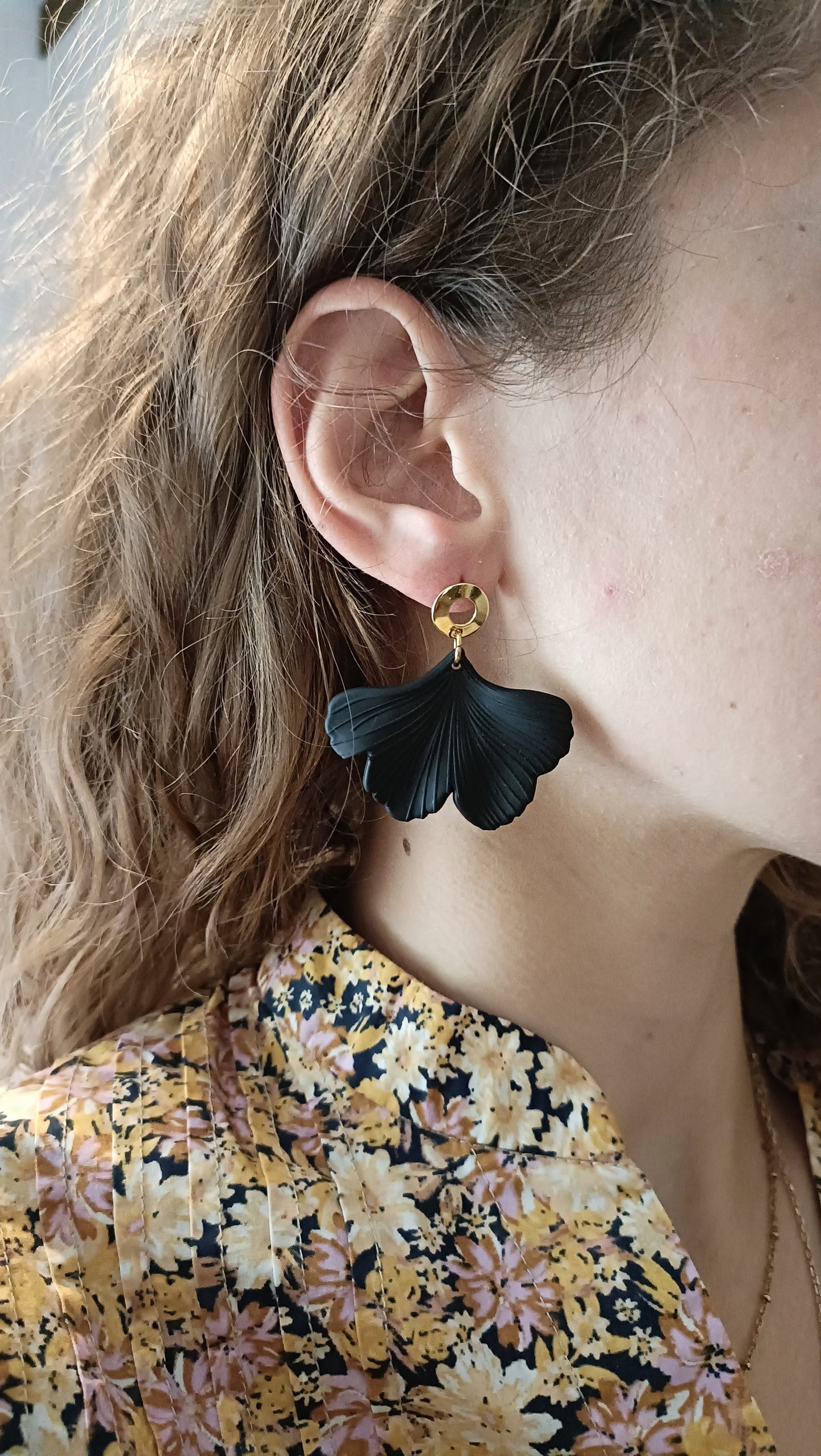 Lizzi, les boucles d'oreilles noires Ginko et puces dorées 18K