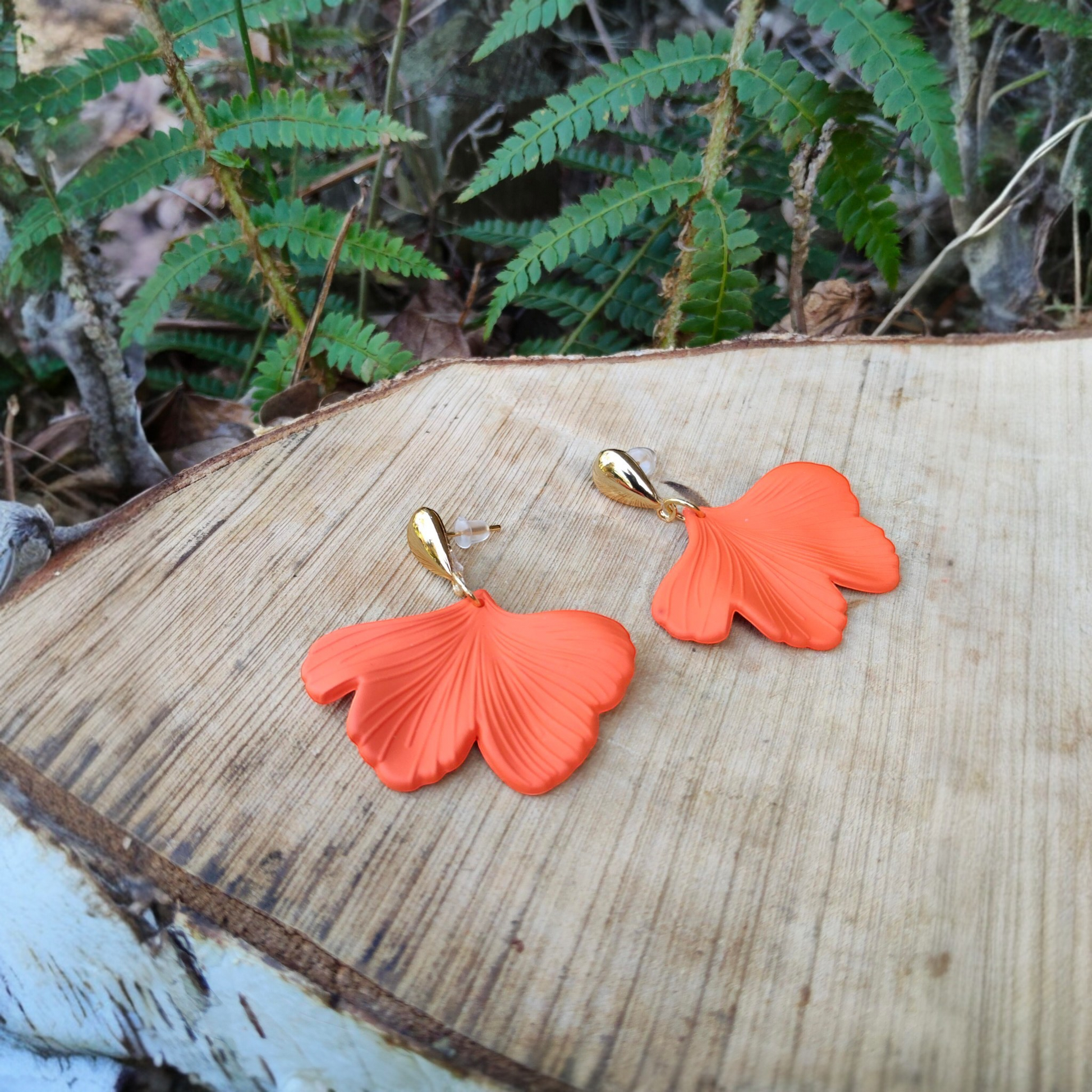 Lizzi, les boucles d'oreilles gingko orange vif strié en acrylique et puces larmes dorées or fin