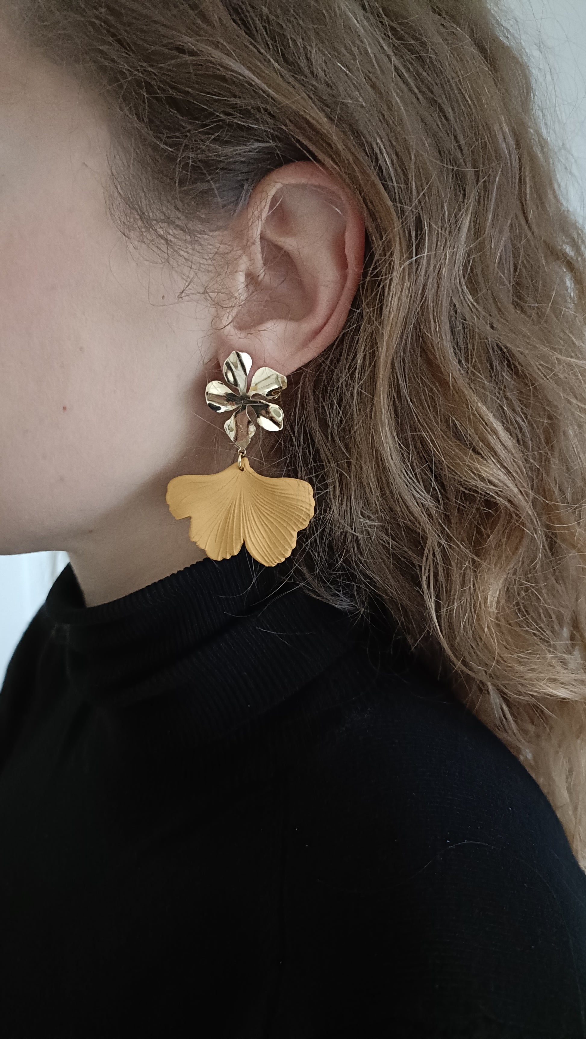 Lizzi , les boucles d'oreilles ginko moutarde et clous  fleurs dorés 18K