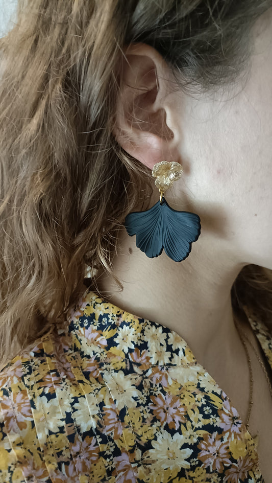 Lizzi, les boucles d'oreilles Ginko noires et puces fleurs dorées 18K