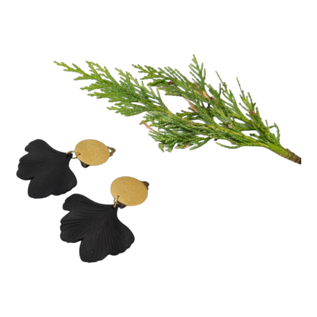 Lizzi boucles d'oreilles clips dorés marteles indolores et feuilles de gingko noires très légères 