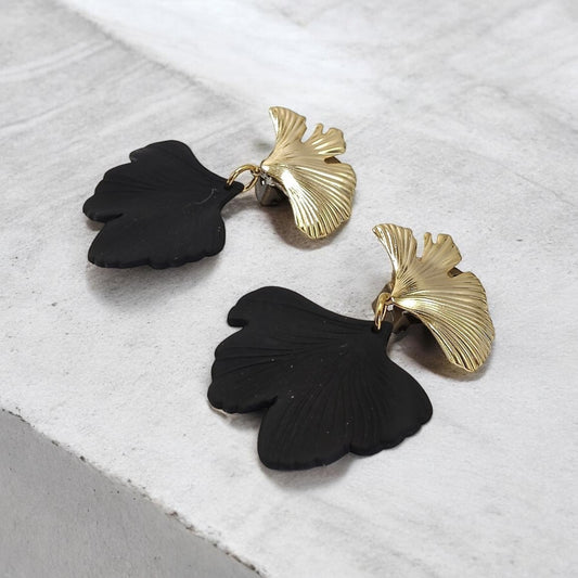 Boucles d'oreilles clips gingko dorées or fin et feuilles noires gingko striées en  acrylique