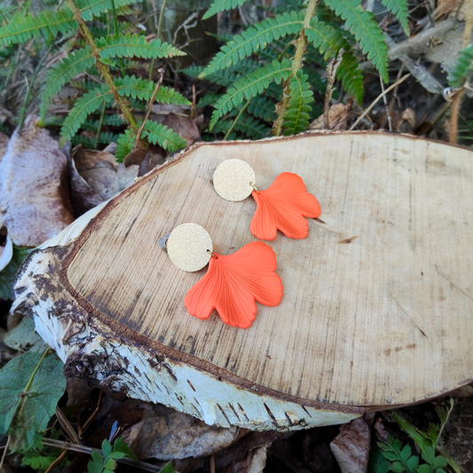 Boucles d'oreilles clips dorés indolores et feuilles de gingko orange vif en acrylique