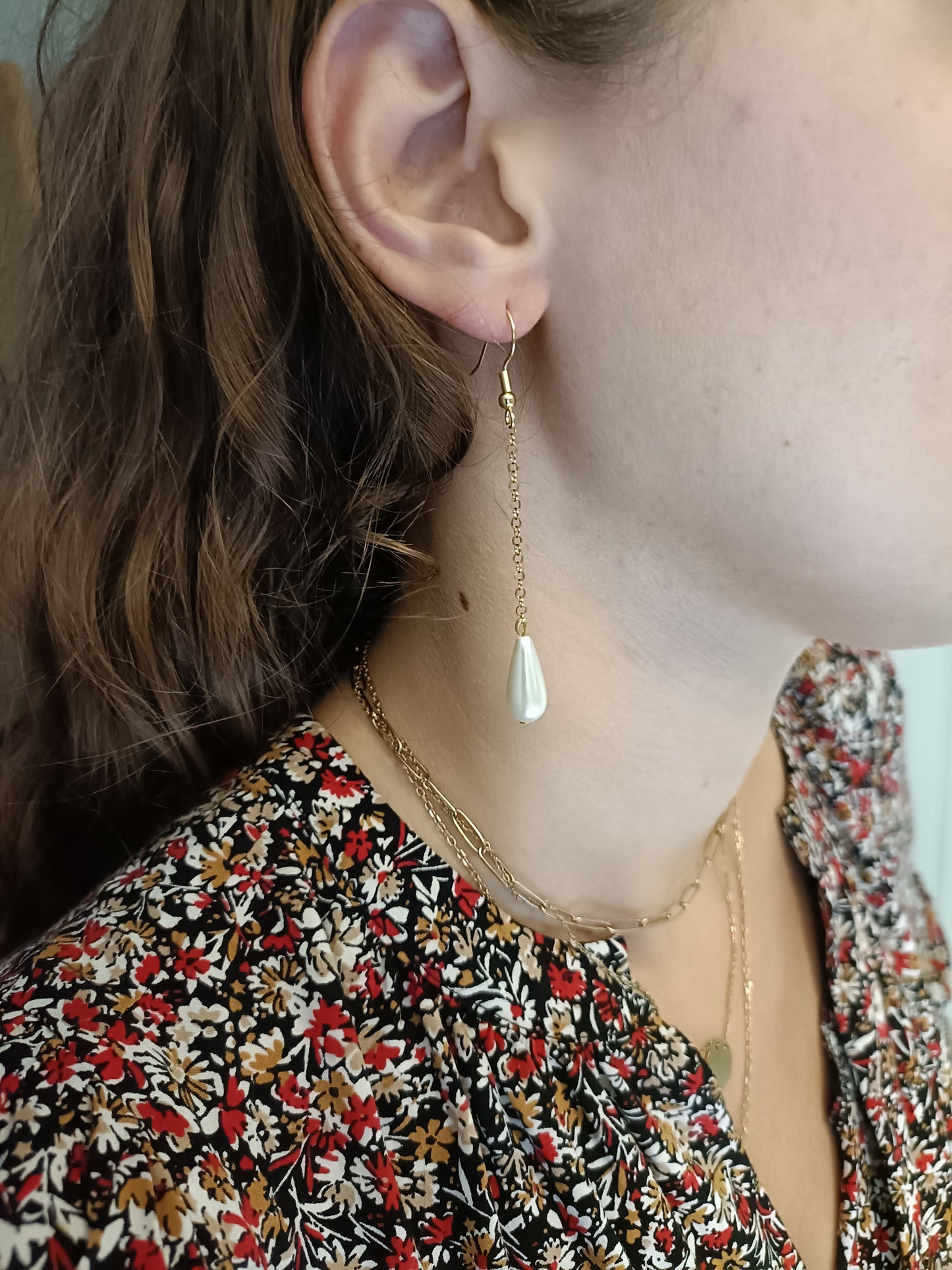 Louise, maille dorée et gouttes fines blanches, modèle long