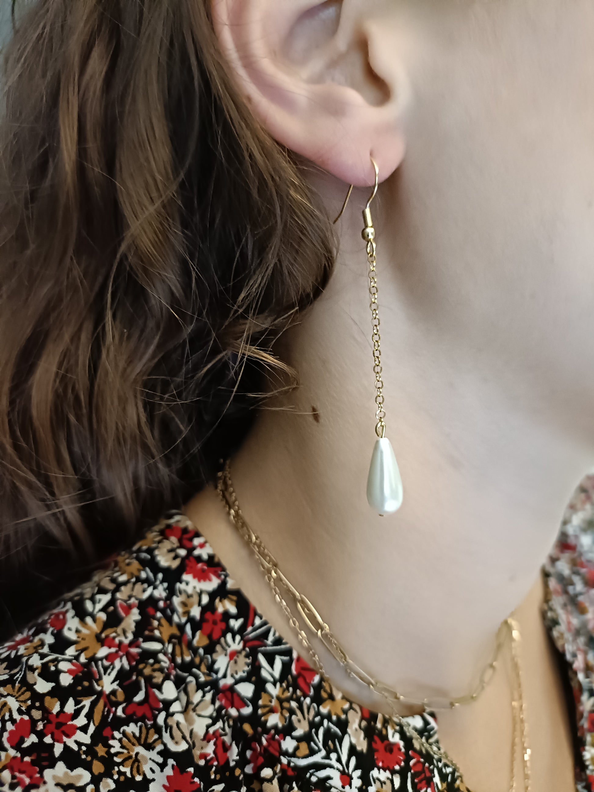 Louise, maille dorée et gouttes fines blanches, modèle long