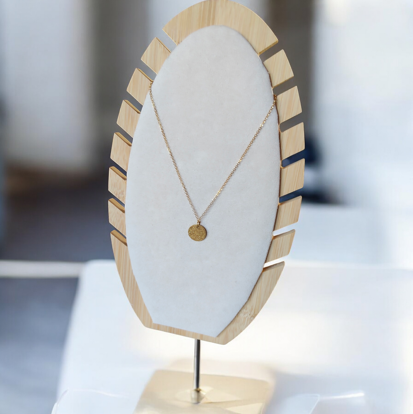 Luce, le collier fin doré et médaille martelée