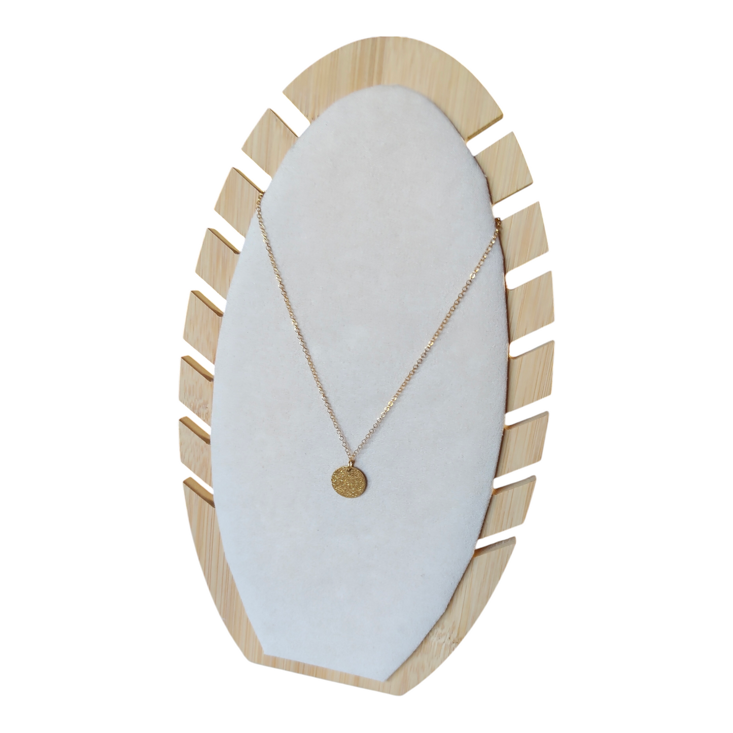 Luce, le collier fin doré et médaille martelée