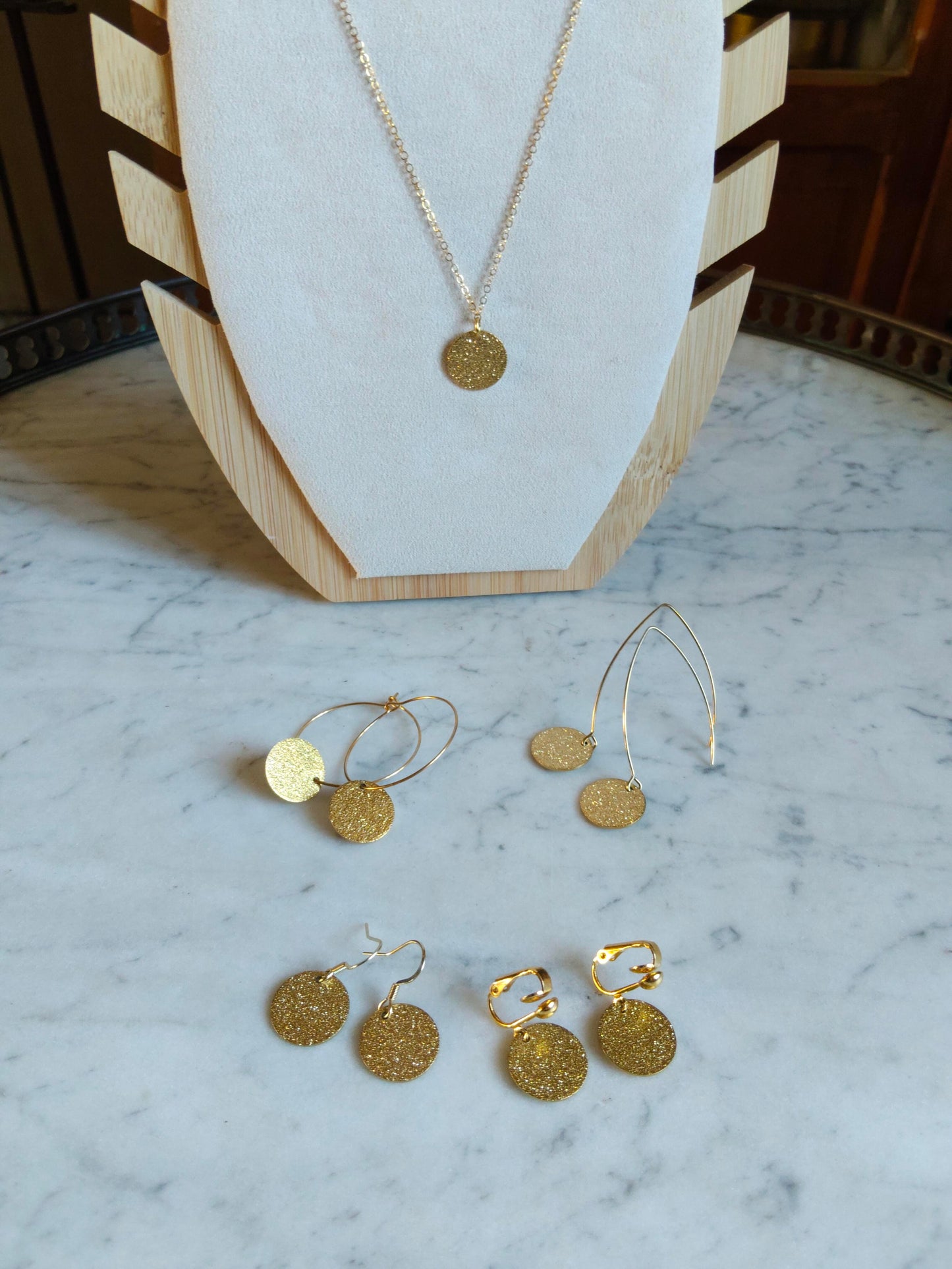 Luce, les boucles d'oreilles médailles dorées, crochets ou clips