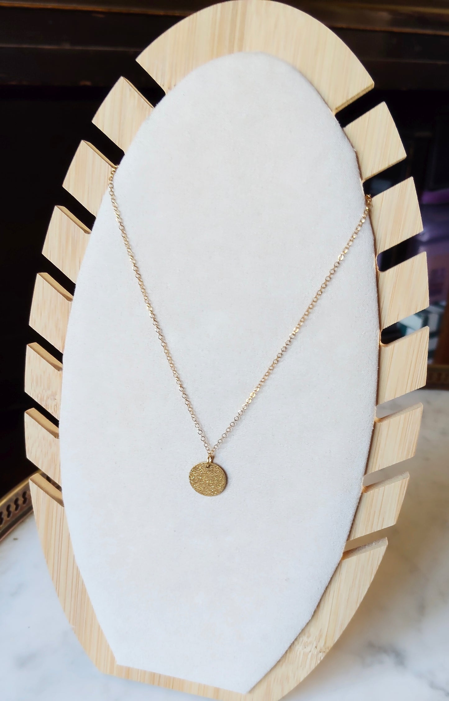 Luce, le collier court fin doré et médaille dorée martelée 