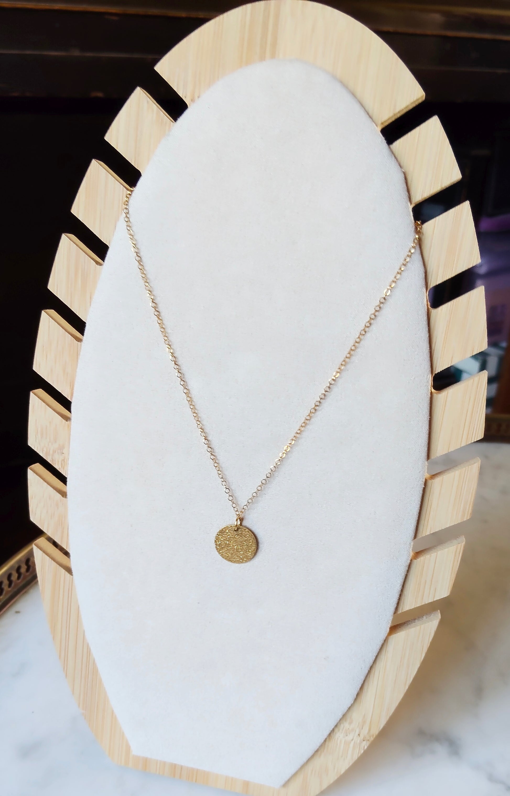 Luce, le collier court fin doré et médaille dorée martelée 