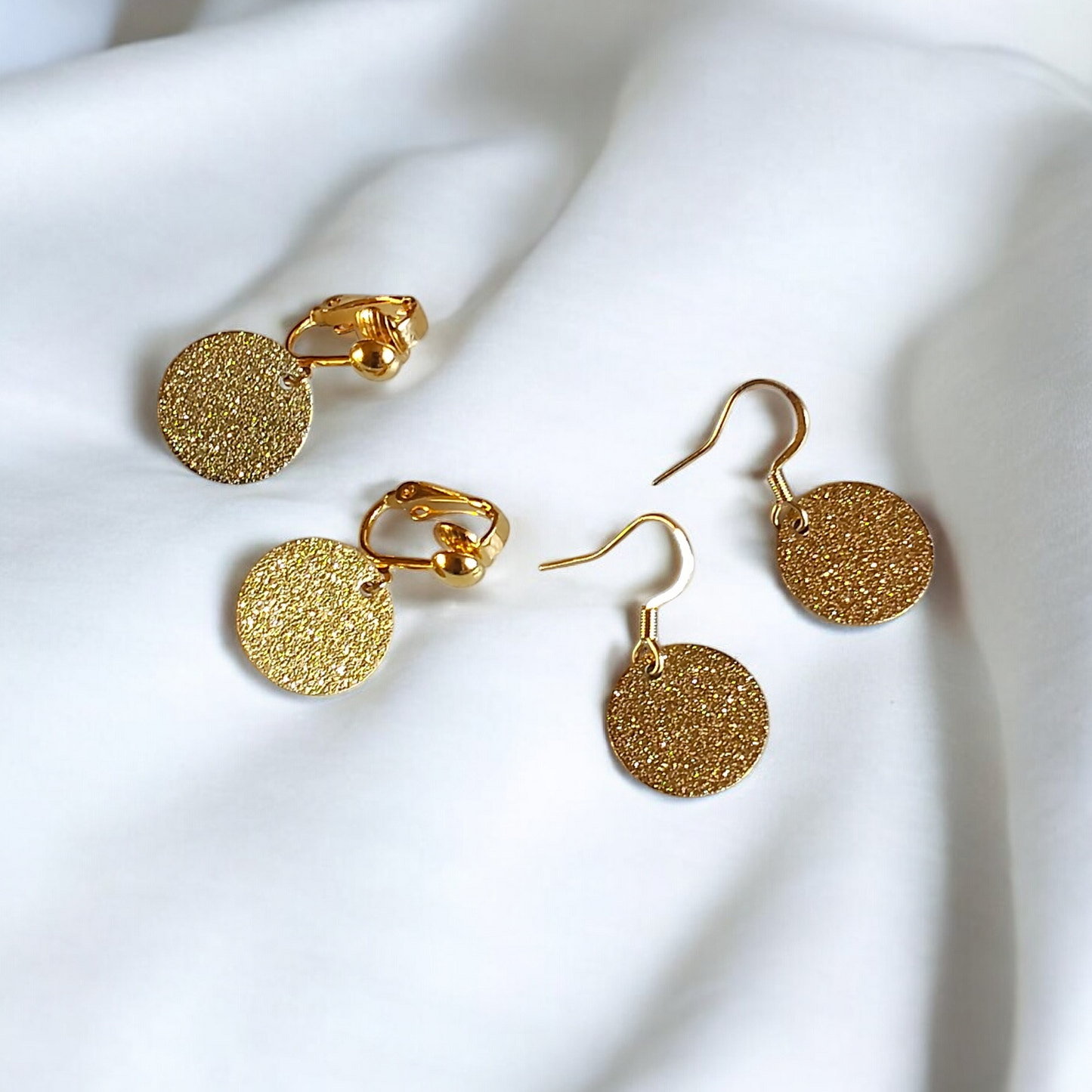 Luce, les boucles d'oreilles médailles dorées, crochets ou clips