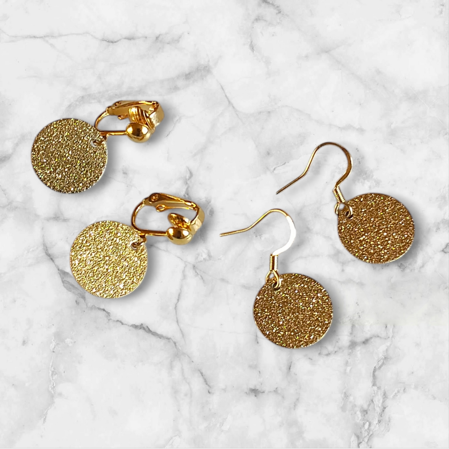 Luce, les boucles d'oreilles médailles dorées, crochets ou clips