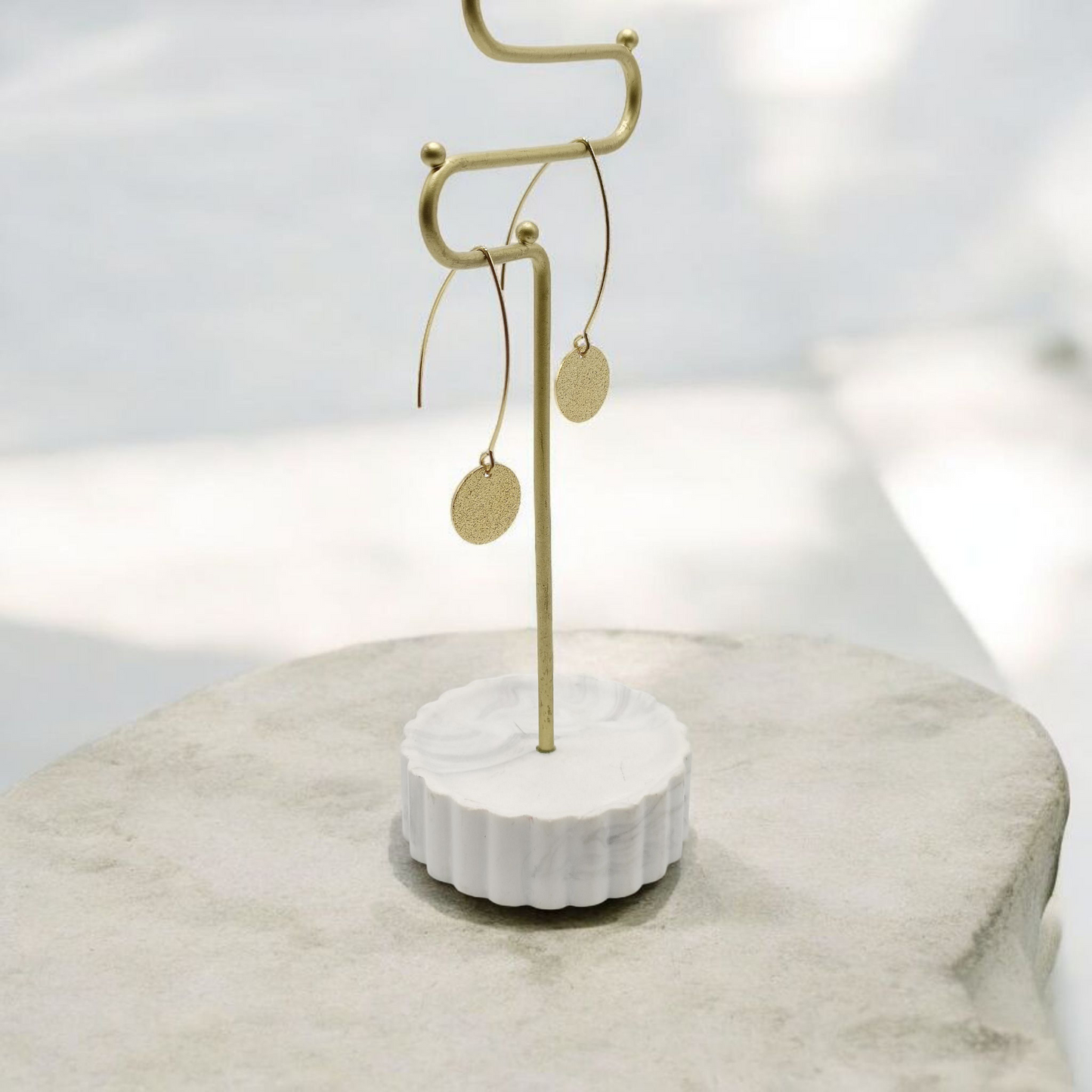 Luce, les boucles d'oreilles fines pendantes dorées et médailles martelées en acier inoxydable