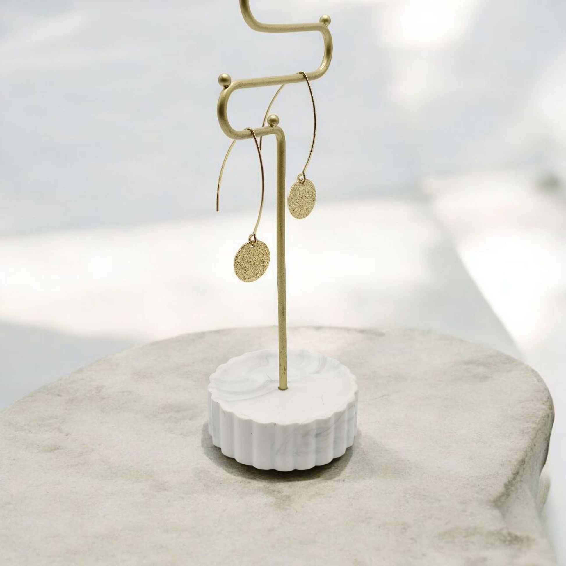 Luce, les boucles d'oreilles fines pendantes dorées et médailles martelées en acier inoxydable