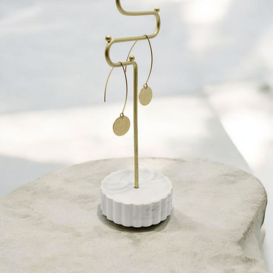 Luce, les boucles d'oreilles fines pendantes dorées et médailles martelées en acier inoxydable