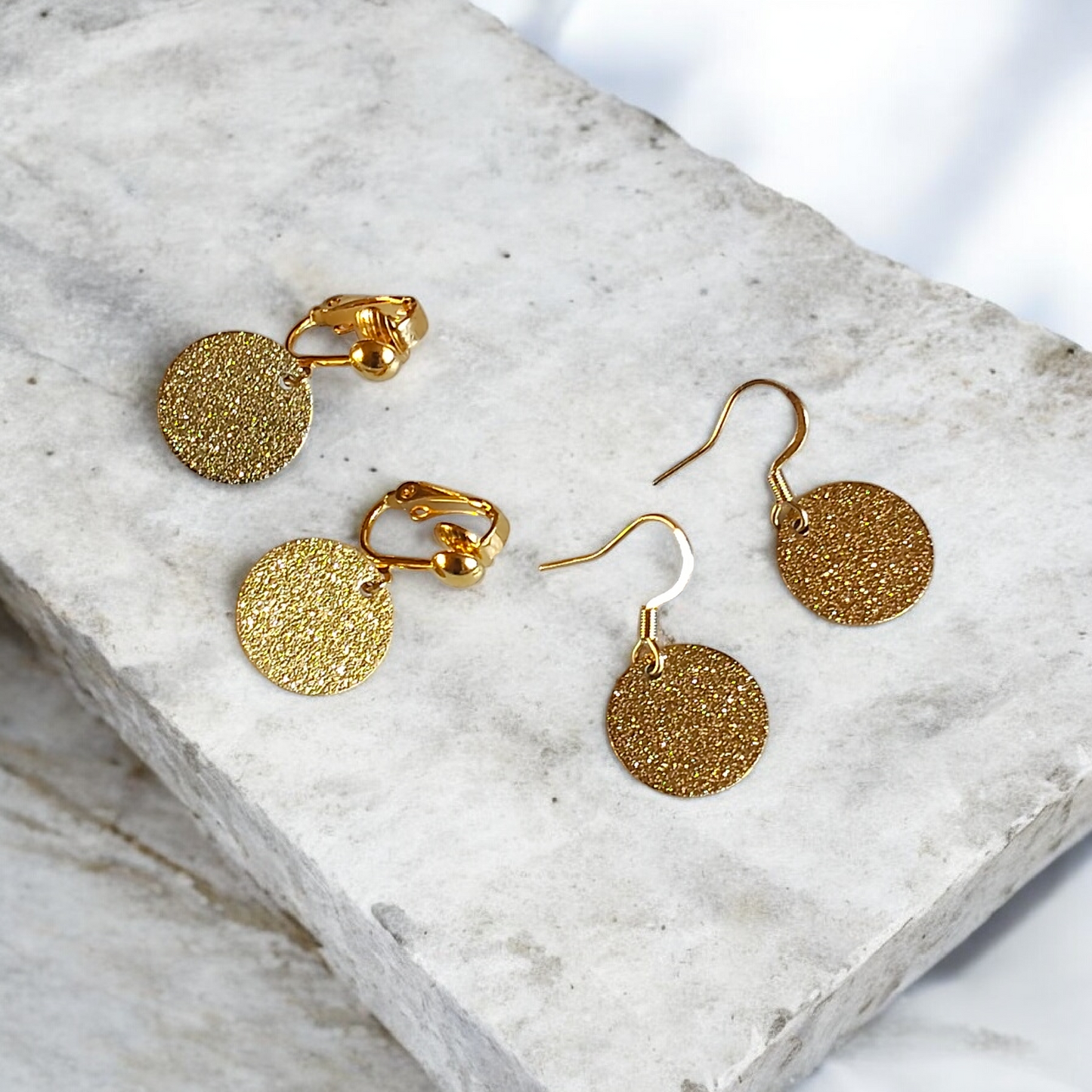 Luce, les petites boucles d'oreilles dorées en acier inoxydable avec médailles martelées, crochets ou clips