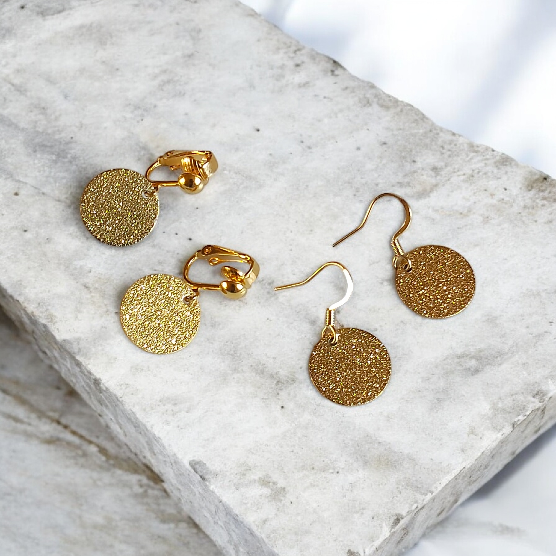 Luce, les petites boucles d'oreilles dorées en acier inoxydable avec médailles martelées, crochets ou clips