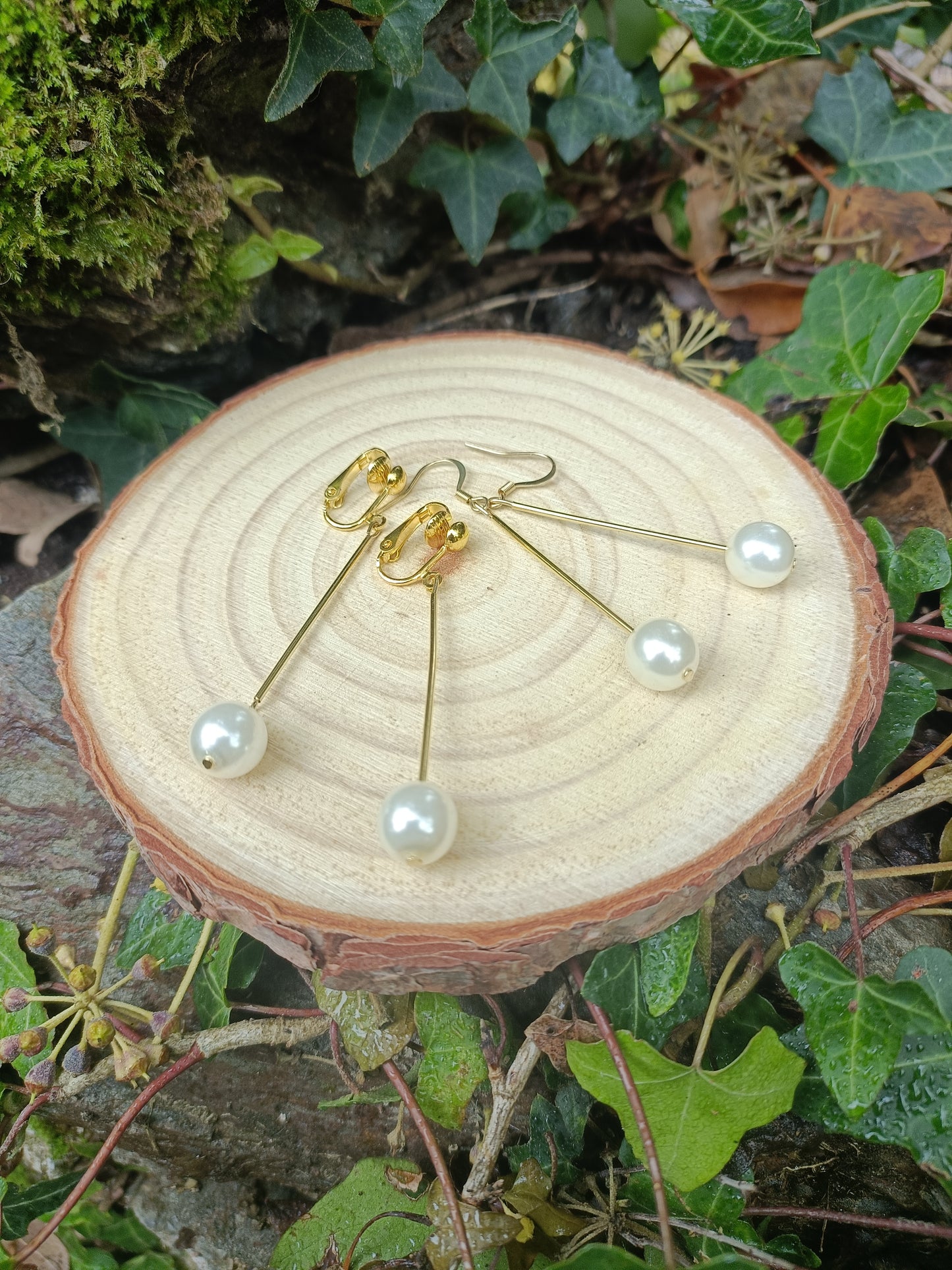 Lucie, les boucles d'oreilles fines baguettes dorées or fin avec perles blanches en verre, percées ou clips