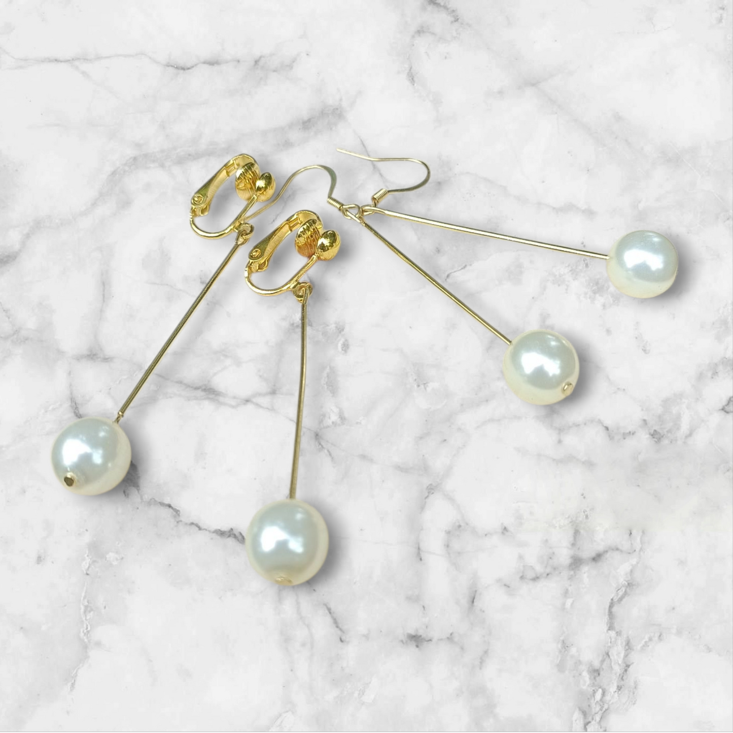 Lucie, les boucles d'oreilles baguettes fines et pendantes dorées or fin, avec perles blanches en verre, percées ou clips 