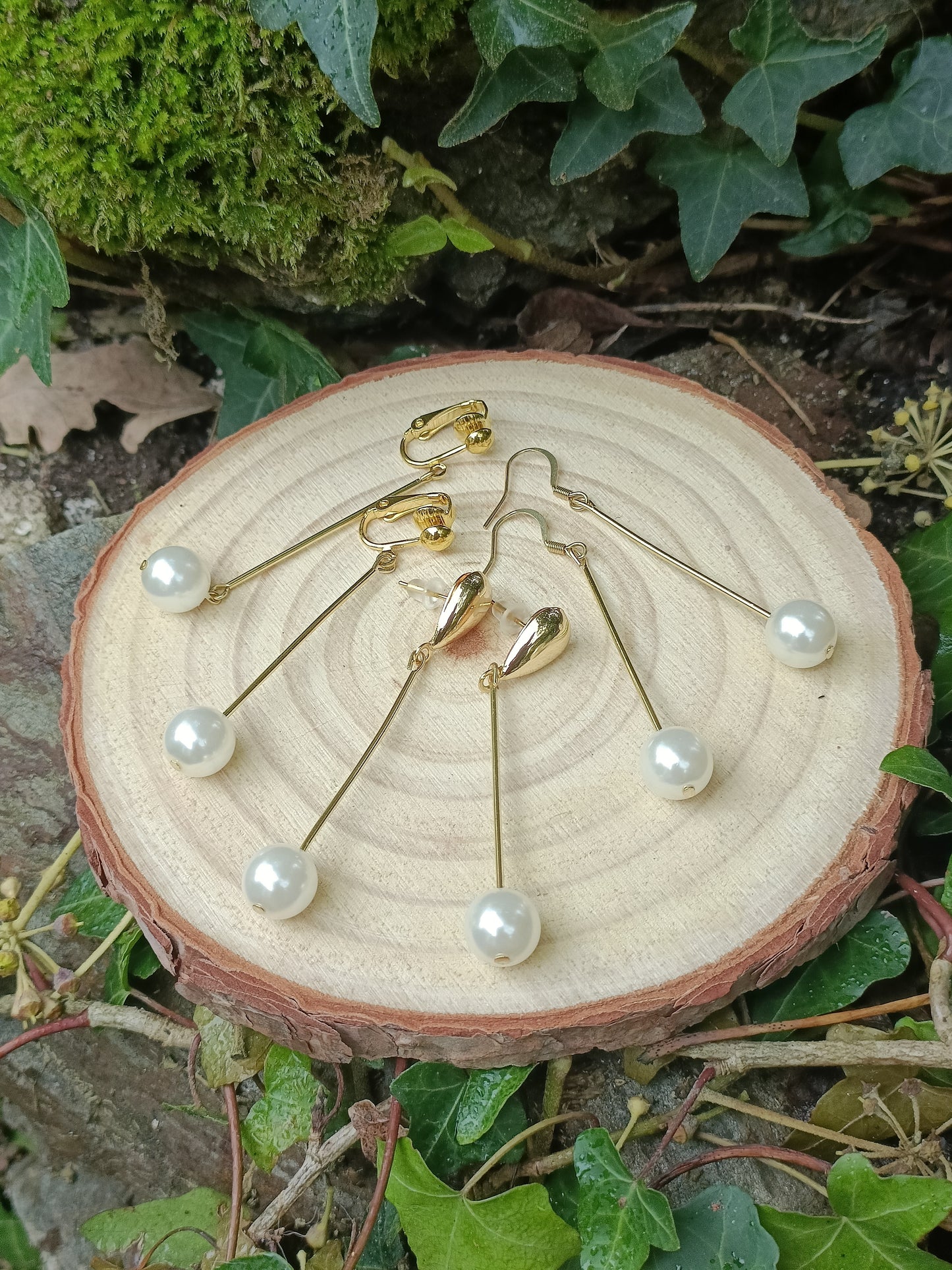 Lucie, les boucles d'oreilles fines pendantes dorées or fin et puces