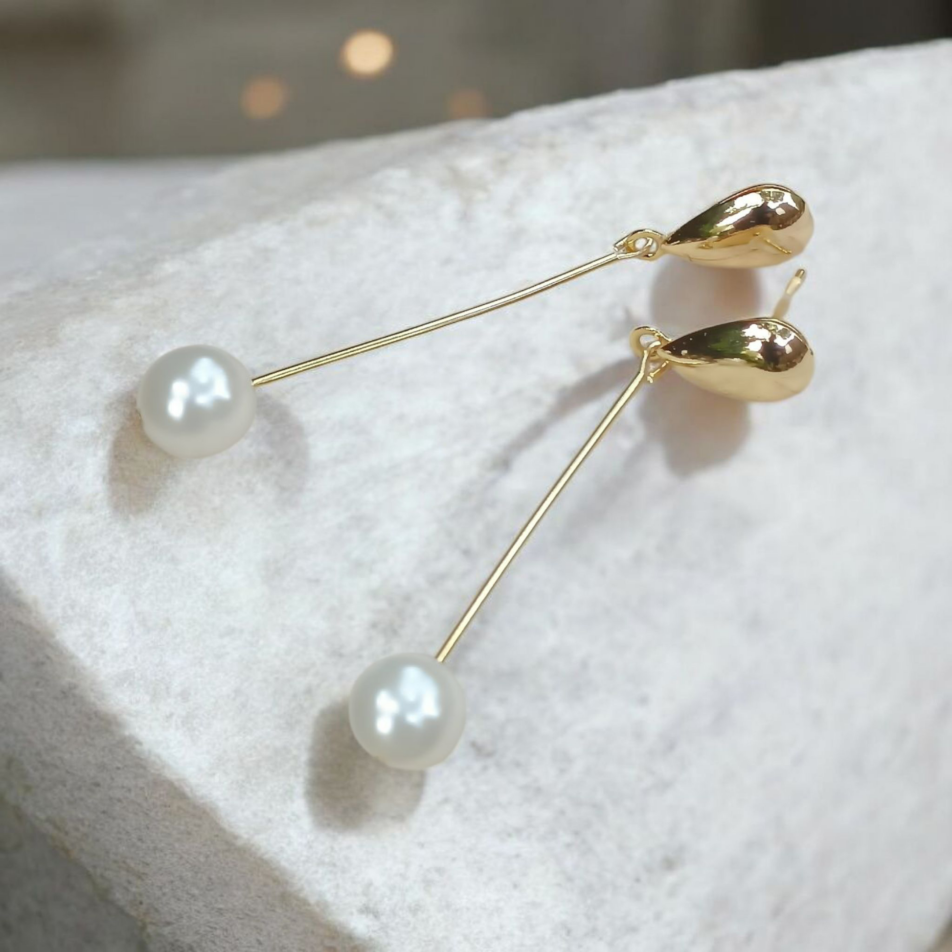 Boucles d'oreilles Lucie, fines et pendantes avec des baguettes dorées or fin et perles blanches, avec puces larmes dorées or fin