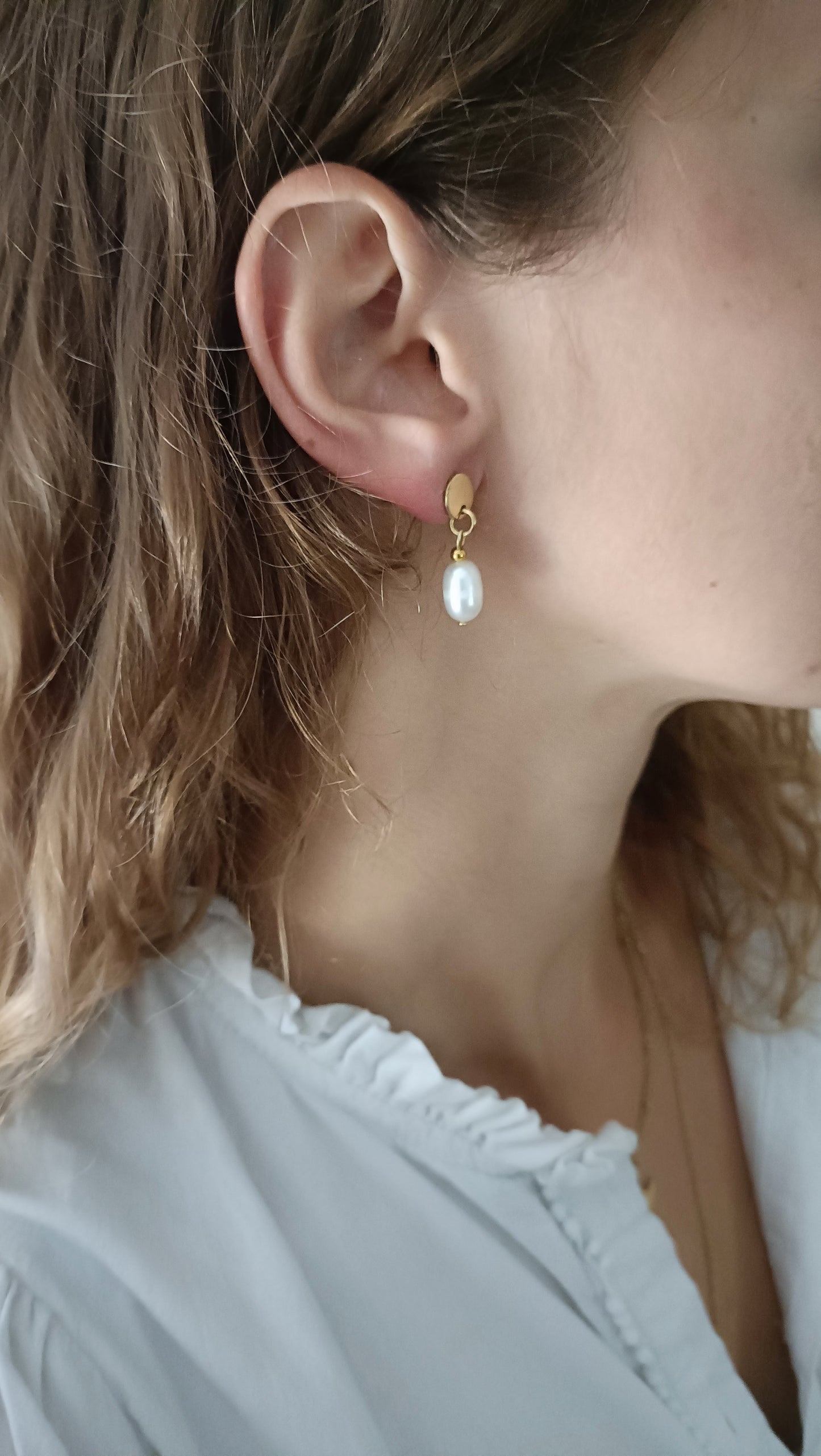 Lysandre, petites boucles d'oreilles perles de culture et puces dorées