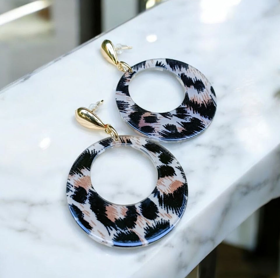 Marietta, les grandes boucles d'oreilles puces dorées or fin et léopard, style créoles 