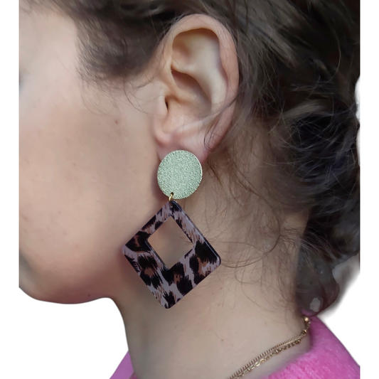 Mariett, boucles d'oreilles clips dorés martelés et carrés losanges motifs léopard