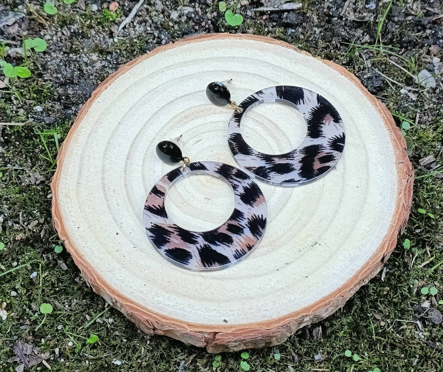 Marietta, les grandes boucles d'oreilles léopard, puces noires