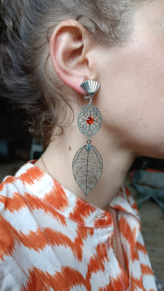 Martine, les grandes boucles d'oreilles clips feuilles argentées et oranges