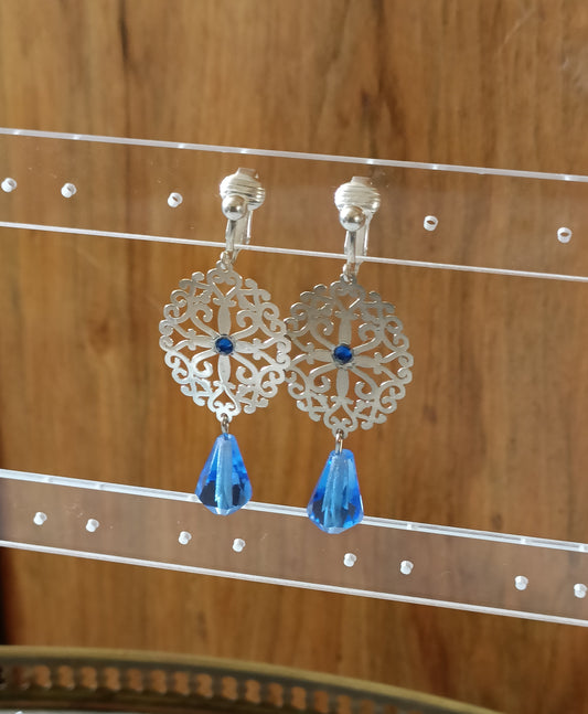 Boucles d'oreilles Ode, estampes argentées et gouttes bleues facettées , en percées ou clips
