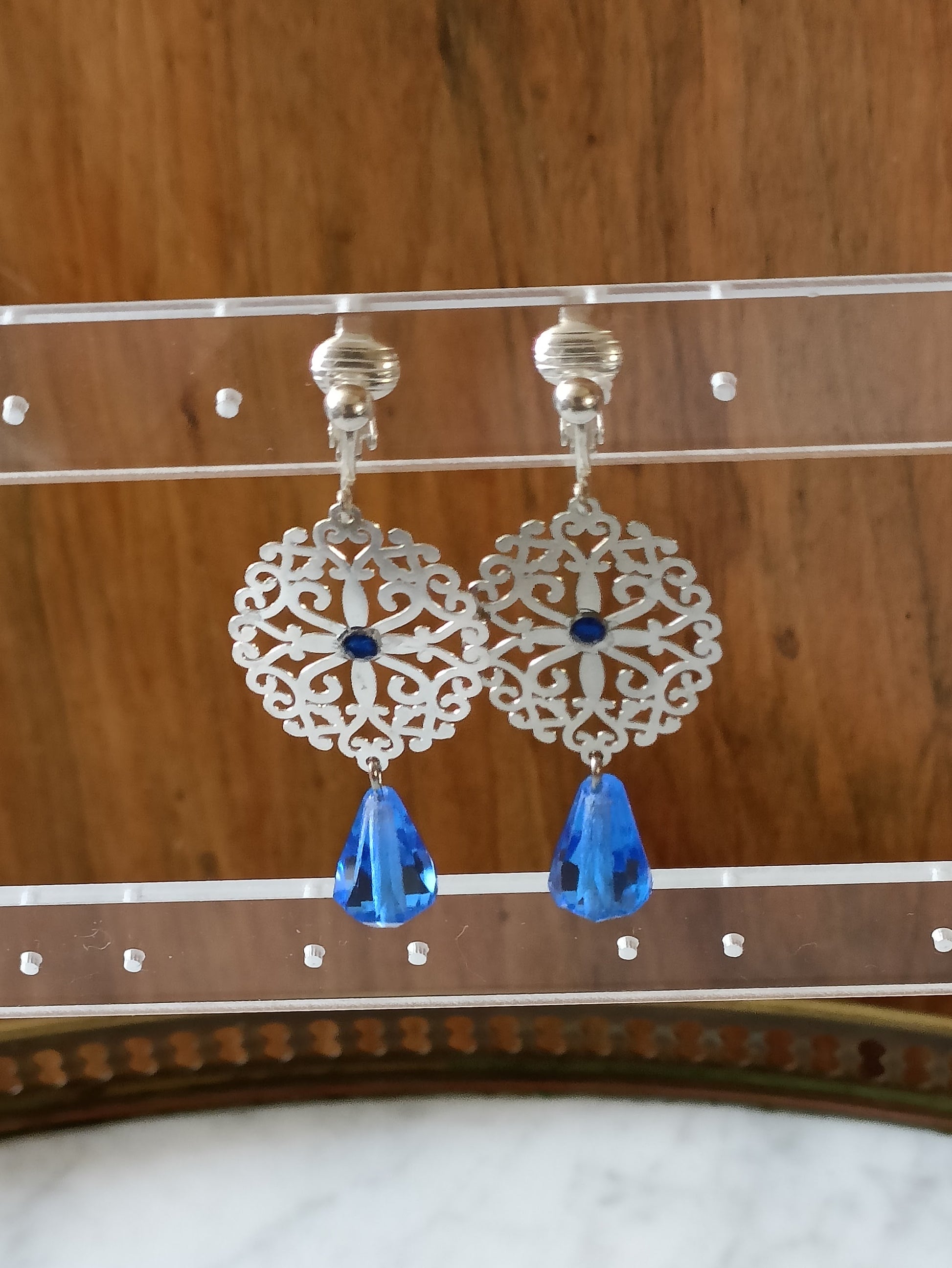 Boucles d'oreilles Ode, estampes argentées et gouttes bleues facettées, en percées ou clips