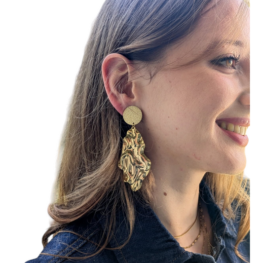 Oksana, les grandes boucles d'oreilles clips feuilles dorées martelées en acier inoxydable ; clips indolores