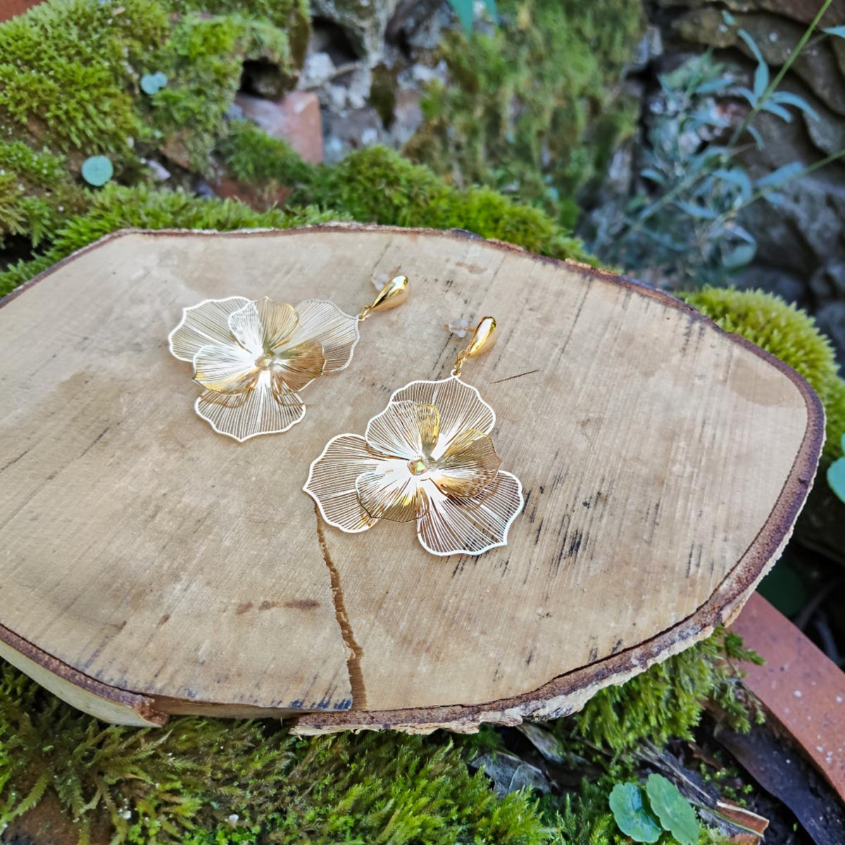 Orchidées, les boucles d'oreilles puces et fleurs  entièrement dorées à l'or fin 