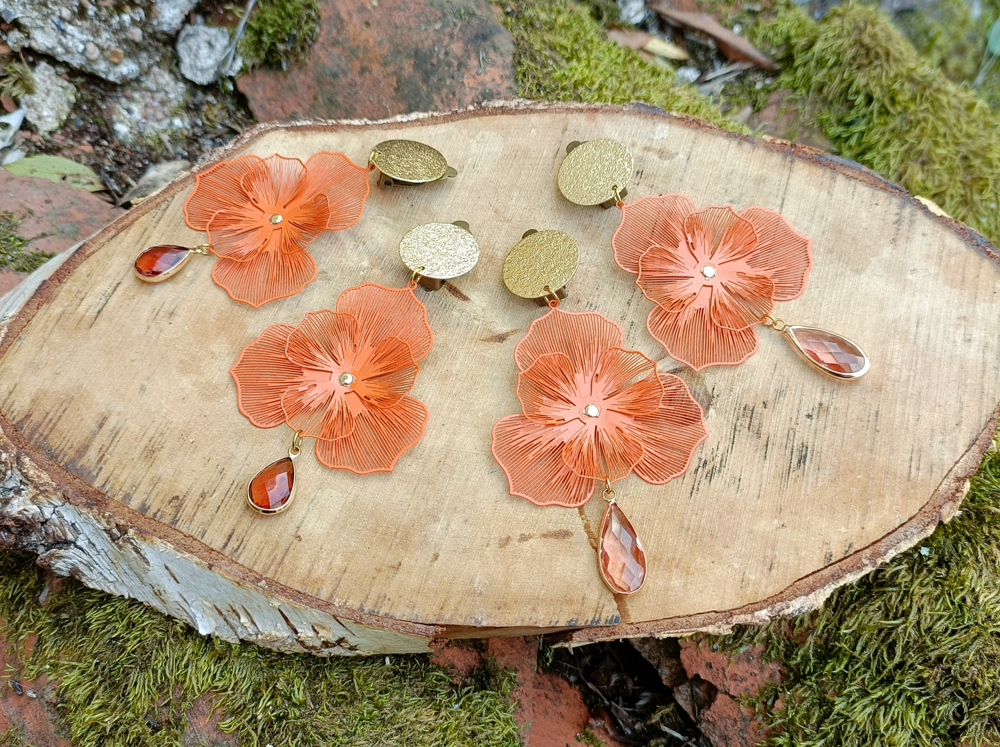 Orchidées, les grandes boucles d'oreilles clips dorés et  fleurs oranges et perles gouttes 