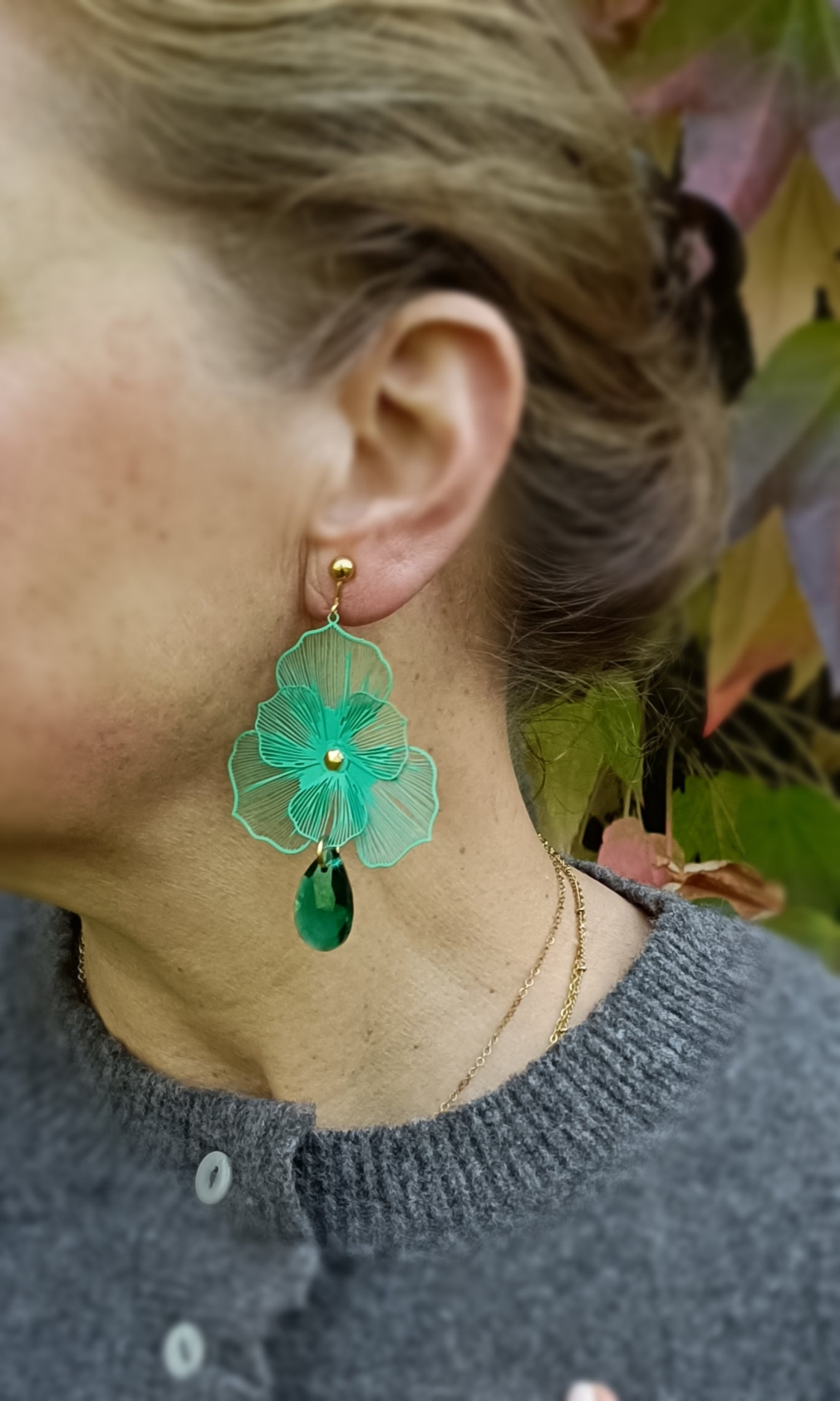 Orchidées, les grandes boucles d'oreilles fleurs vertes et gouttes en verre facetté, avec puces dorées or fin ou clips dorés en laiton de très bonne tenue