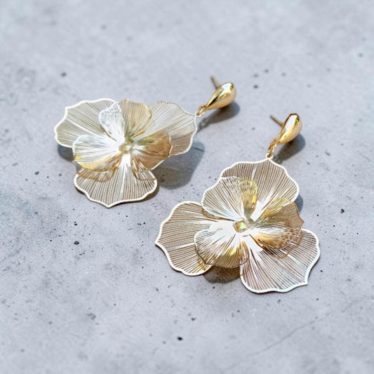 Orchidées, les boucles d'oreilles fleurs et puces entièrement dorées à l'or fin