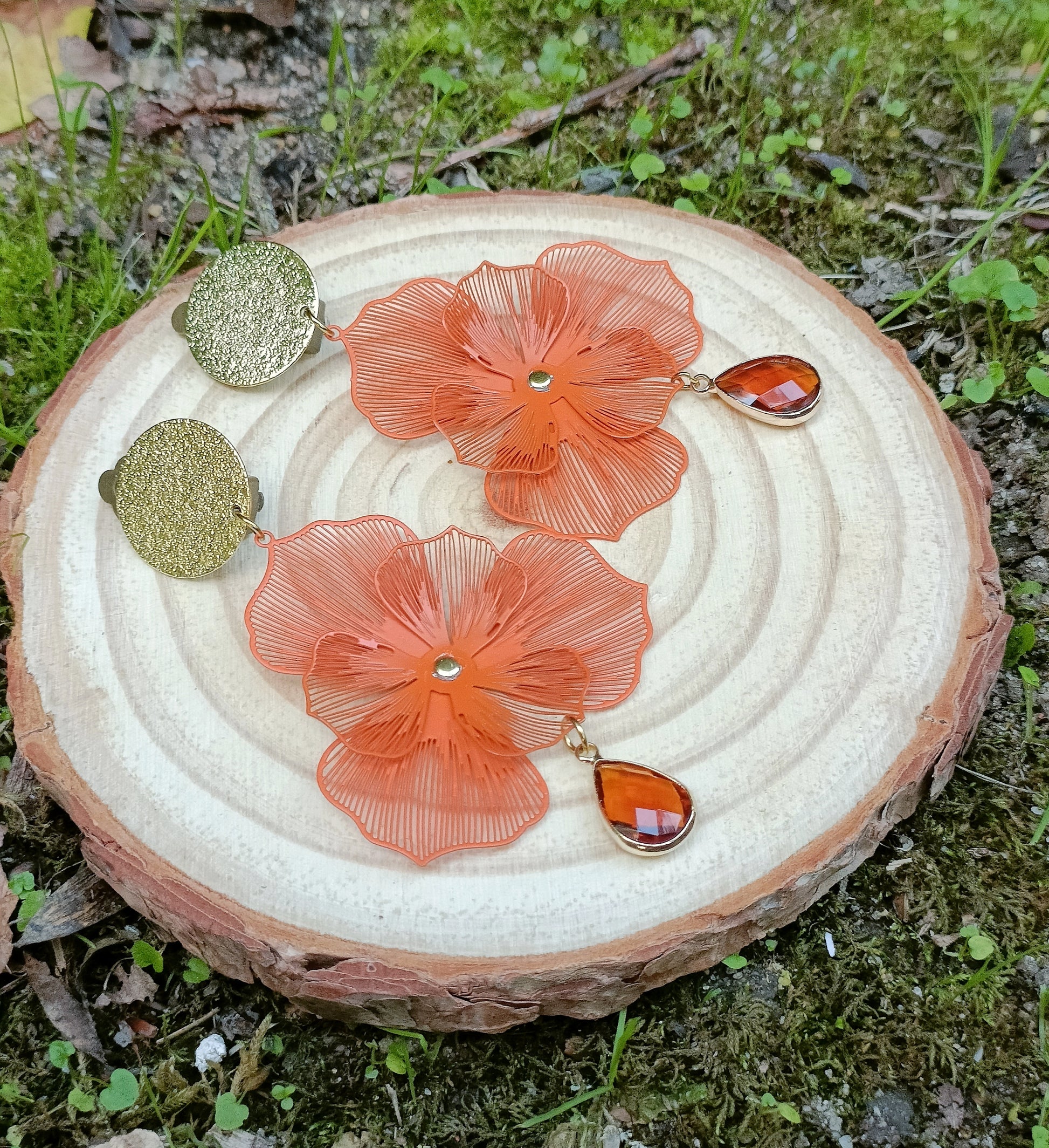 Orchidées, les grandes boucles d'oreilles clips dorés et fleurs oranges et perles gouttes bronze facetté