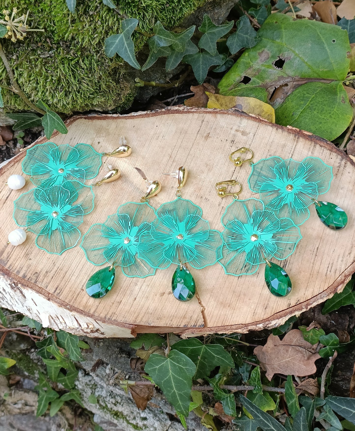 Orchidées, les grandes boucles d'oreilles fleurs vertes et gouttes en verre facetté, avec puces dorées or fin ou clips dorés en laiton de très bonne tenue