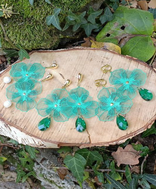 Orchidées, les grandes boucles d'oreilles fleurs vertes et gouttes en verre facetté, avec puces dorées or fin ou clips dorés en laiton de très bonne tenue