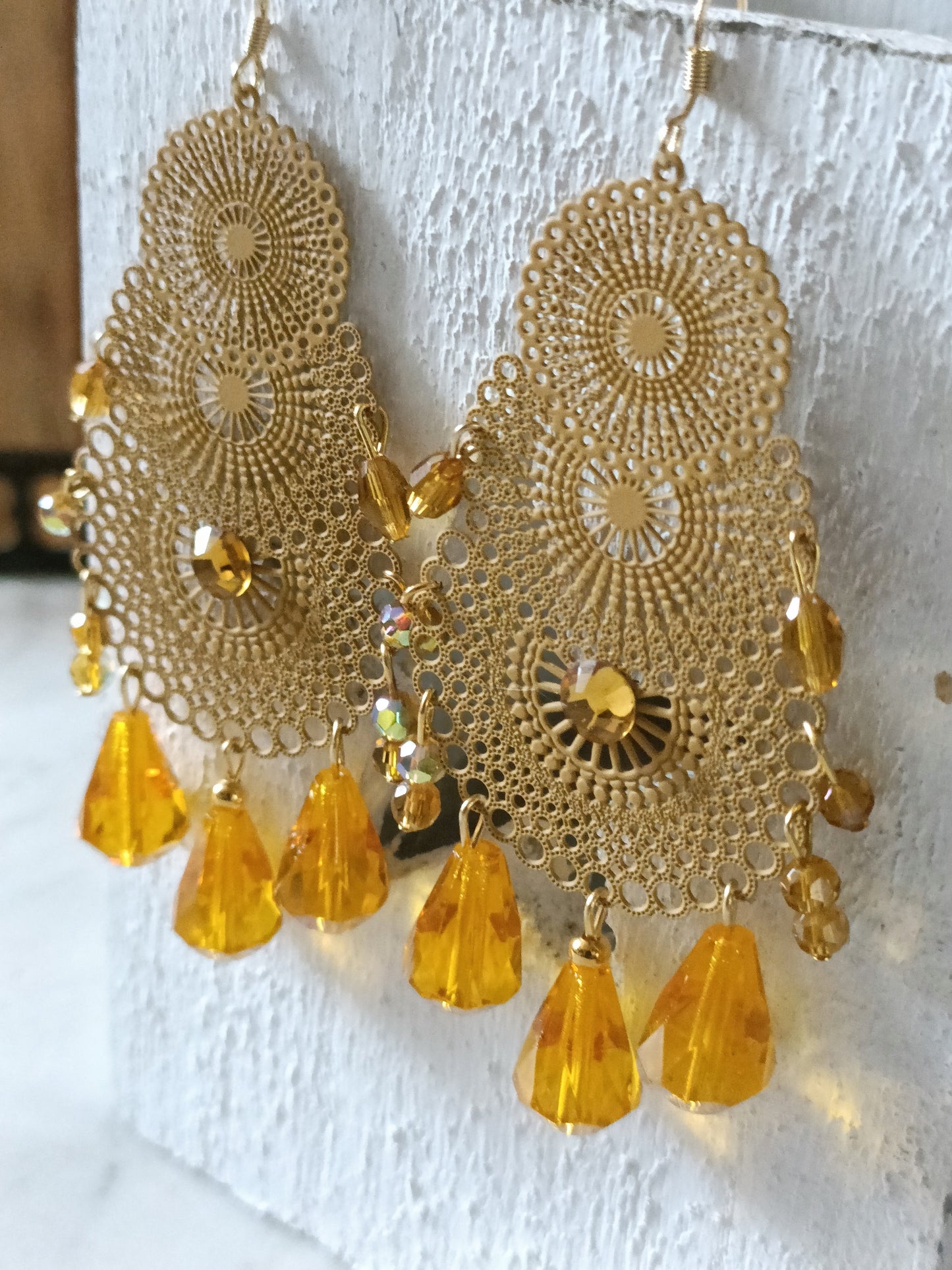 Grandes boucles d'oreilles estampes ciselées moutardes avec perles gouttes, en percées ou clips