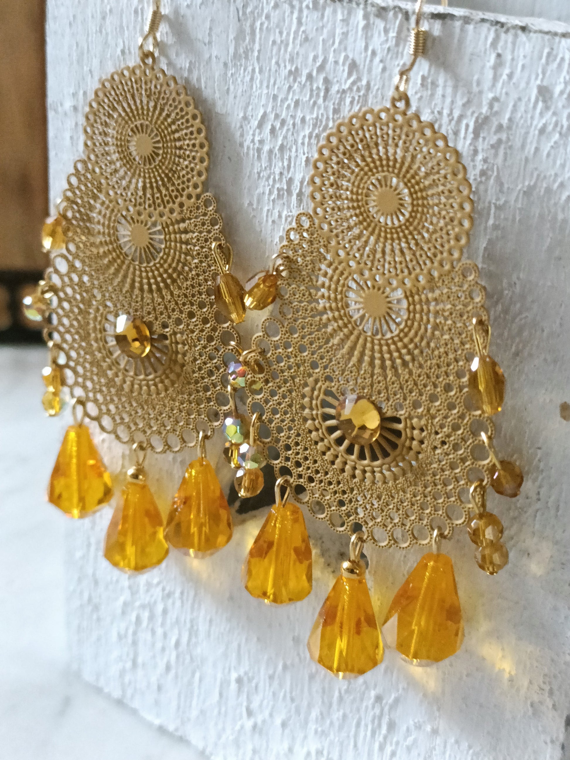 Grandes boucles d'oreilles estampes ciselées moutardes avec perles gouttes, en percées ou clips