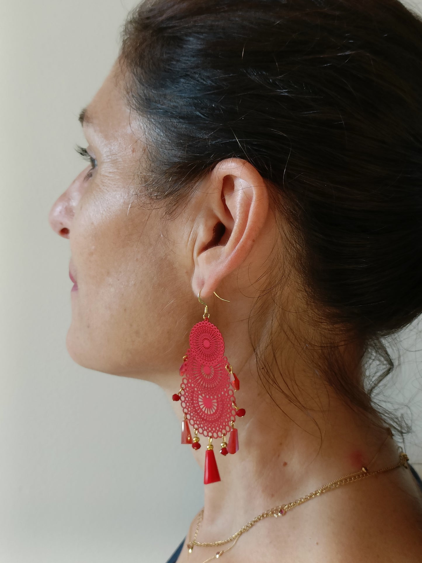 Grandes boucles d'oreilles estampes ciselées rouges avec perles , en percées ou clips