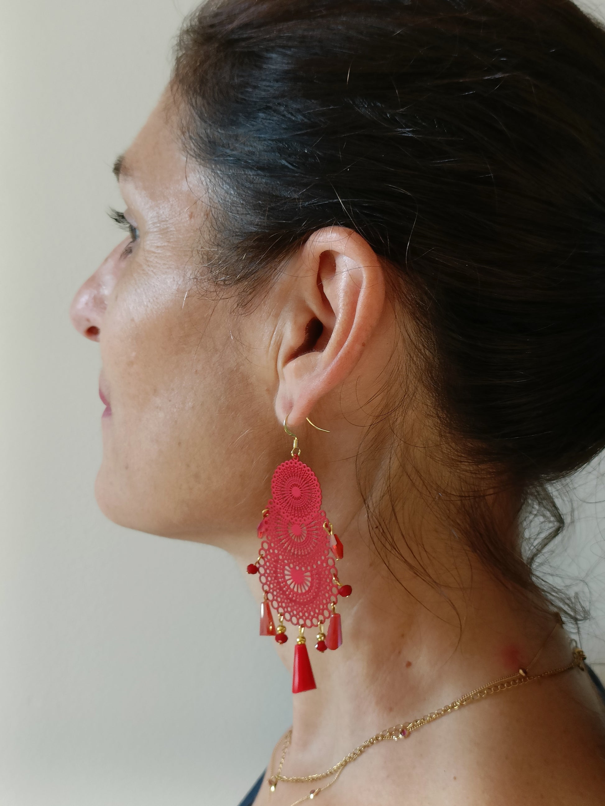 Grandes boucles d'oreilles estampes ciselées rouges avec perles , en percées ou clips