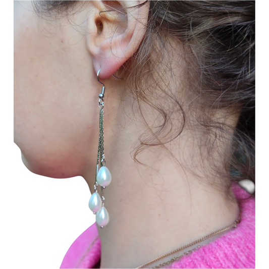 Palmyre, longues boucles d'oreilles argentées et perles gouttes blanches en verre, crochets ou clips