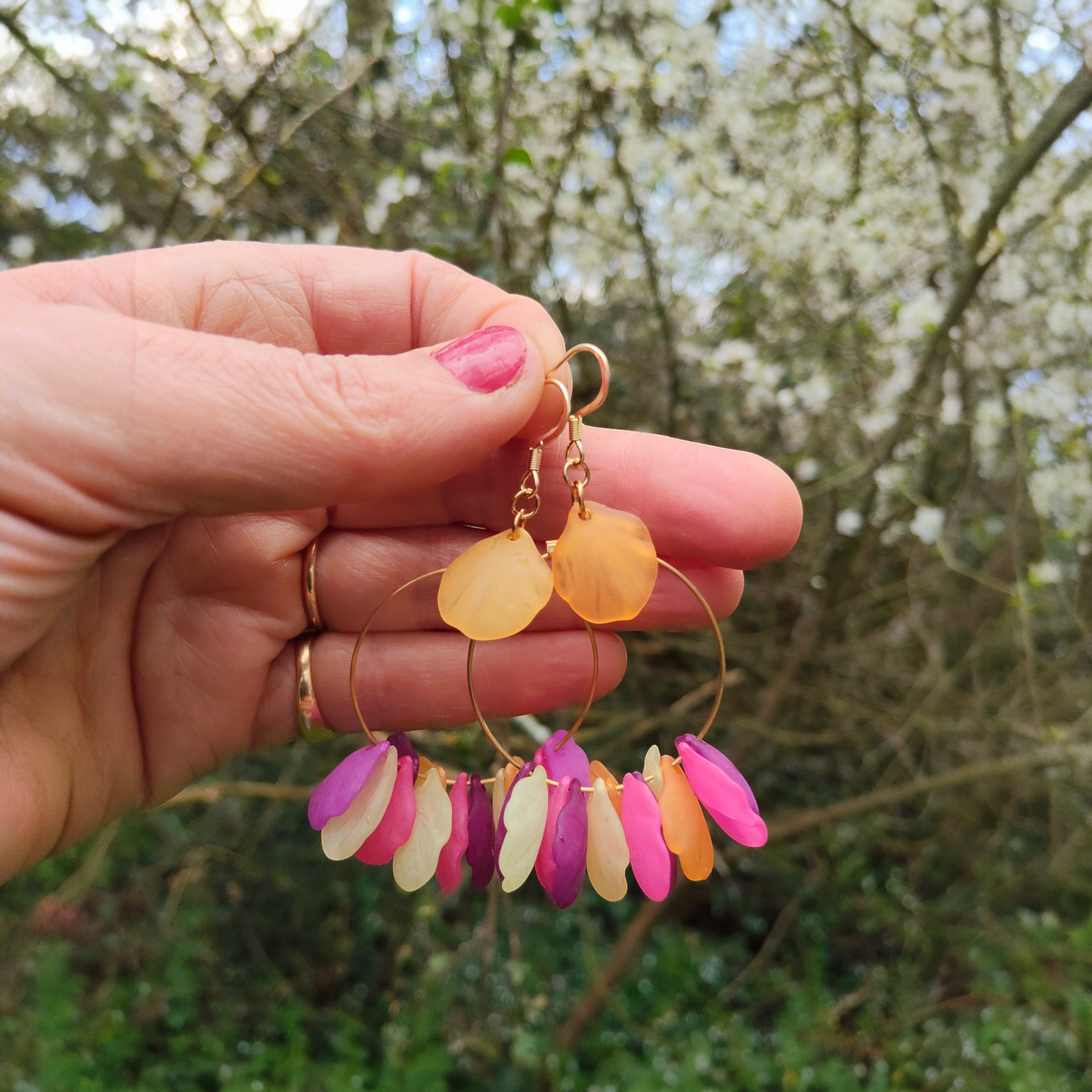 Paola, les boucles d'oreilles pétales colorés, différents modèles, crochets ou clips
