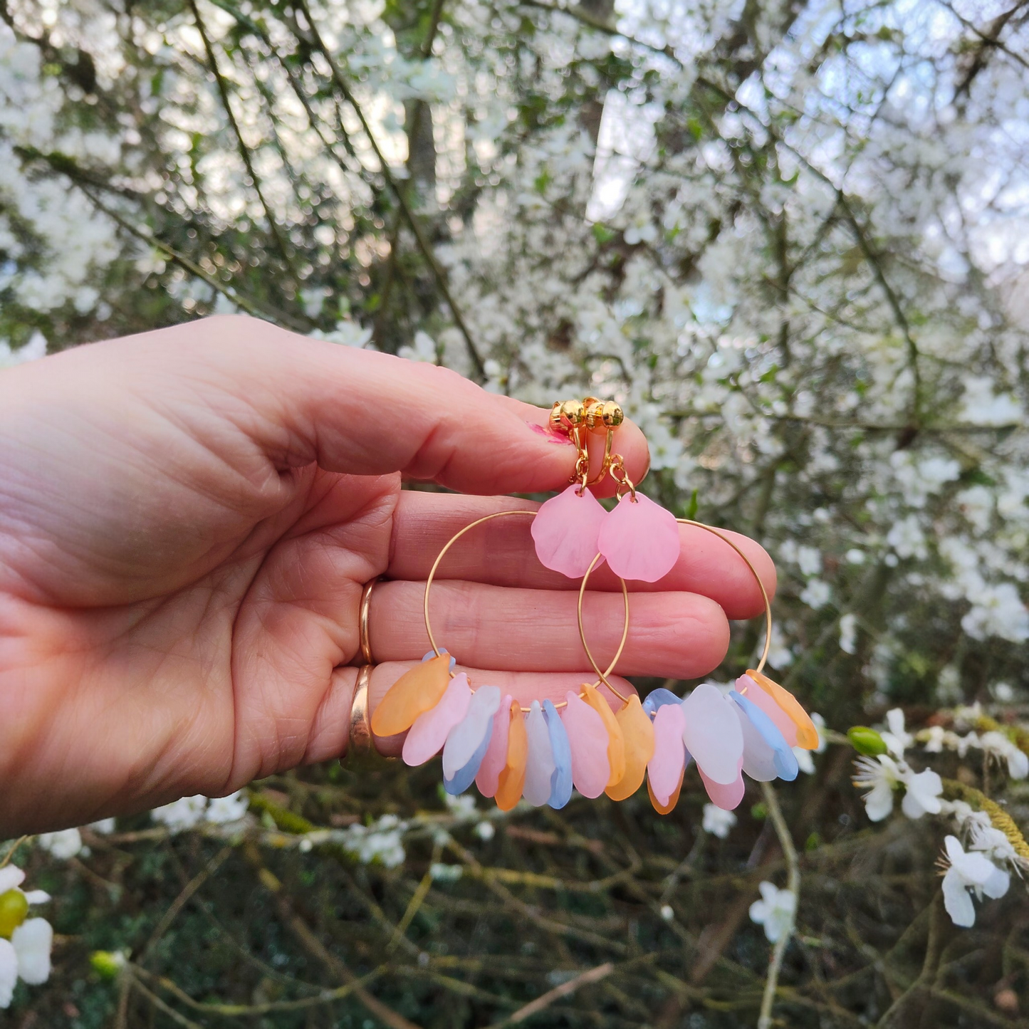 Paola, les boucles d'oreilles pétales colorés, différents modèles, crochets ou clips