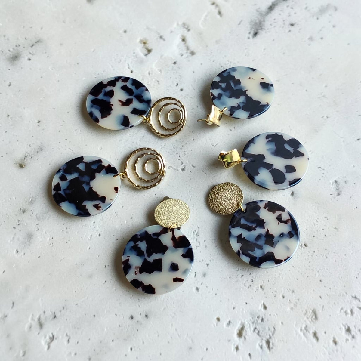 Pénélope, les boucles d'oreilles rondes léopard en acétate, avec clips indolores ou différentes puces 