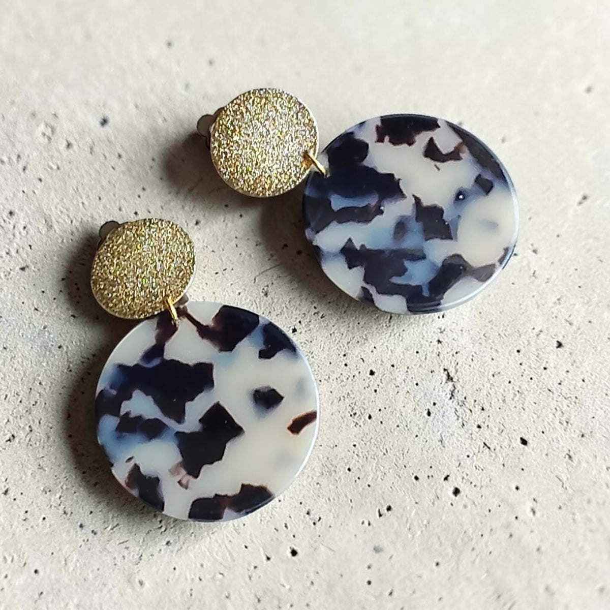 Pénélope, les boucles d'oreilles clips indolores léopard, rondes en acétate
