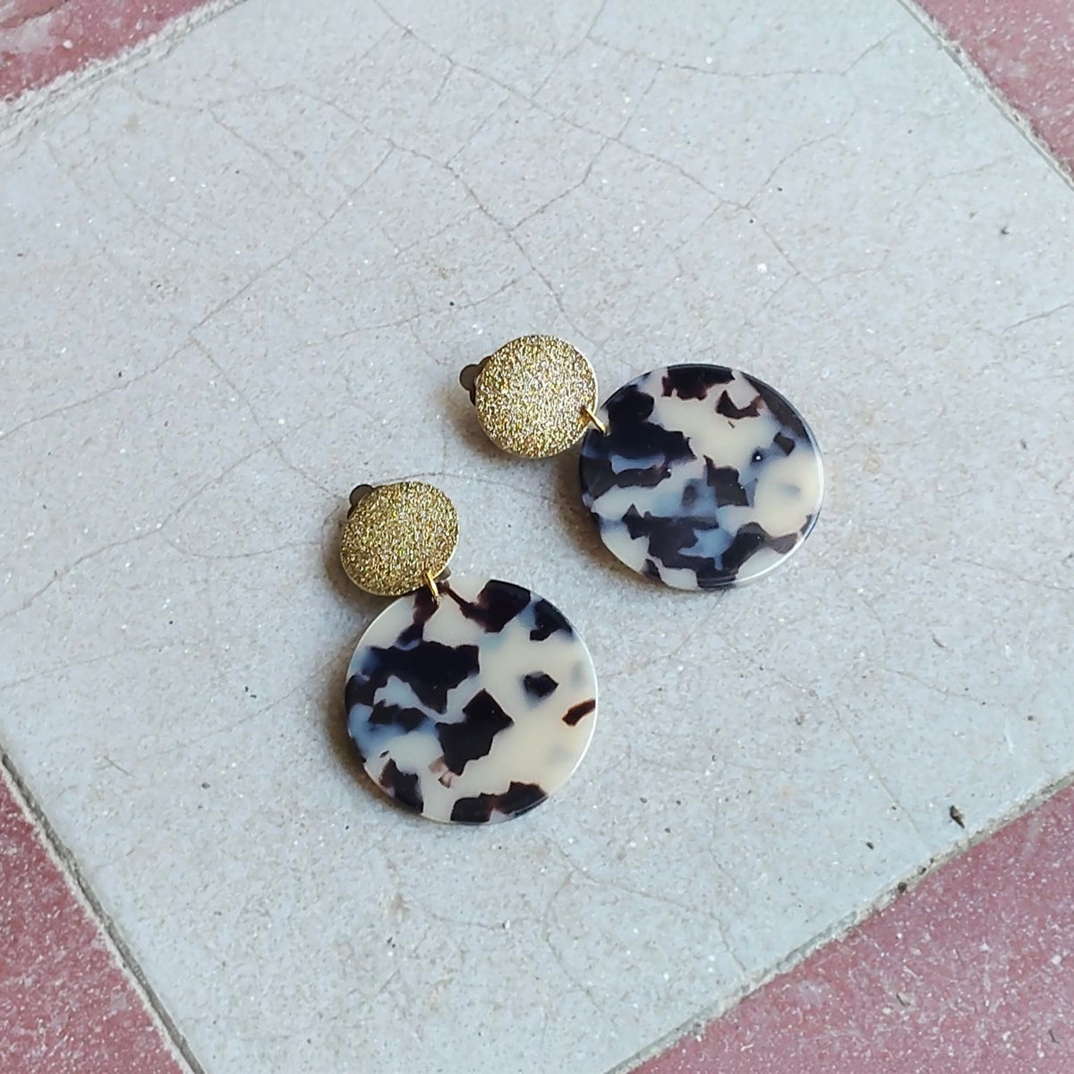 Pénélope, les boucles d'oreilles clips indolores léopard, rondes en acétate